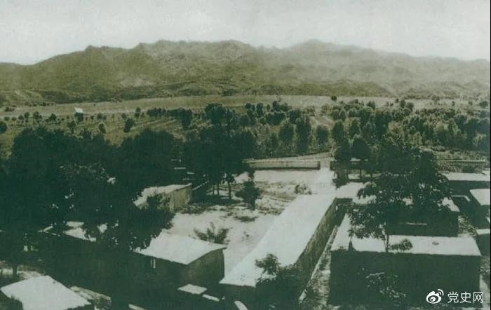 1948年5月，中共中央和人民解放军总部由陕北迁到河北平山县西柏坡。图为中央辅导人办公处所俯瞰。